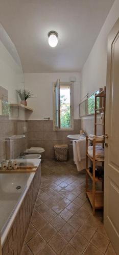 Ένα μπάνιο στο Lucca's Green Gem Home