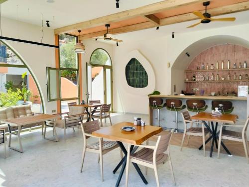 Un comedor con mesas y sillas y ventanas. en Lina Life, en Fethiye