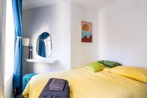 Postel nebo postele na pokoji v ubytování Homelike suites in the heart of China Town