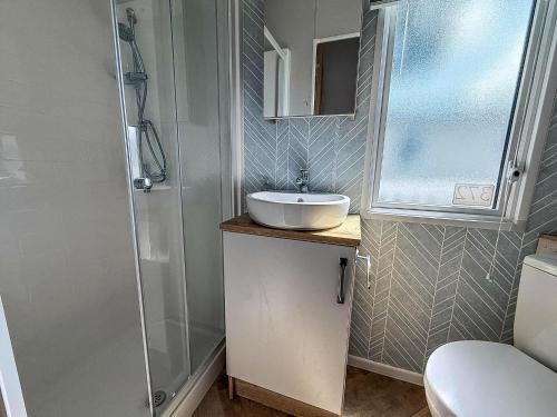 Ένα μπάνιο στο Beautiful Caravan With Decking And Free Wi-Fi At Broadland Sands Ref 20372Bs