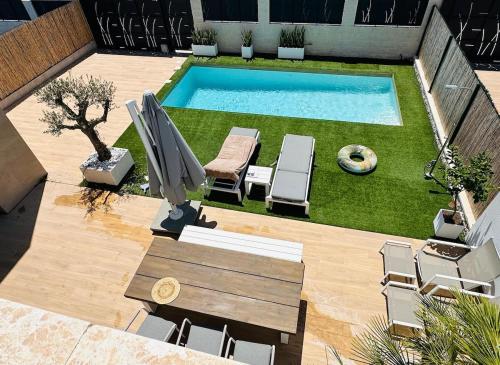 Der Swimmingpool an oder in der Nähe von Casa Es Vedra