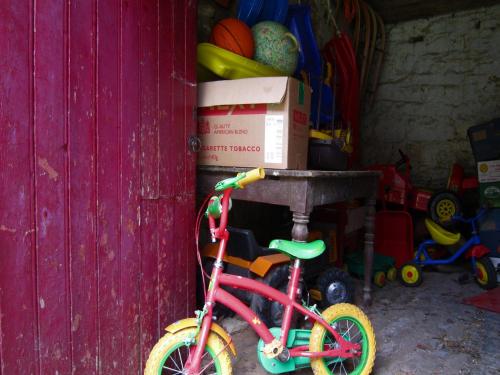 a pink bike parked next to a wall with boxes at Celtic Charm in Berismenil in Bérisménil