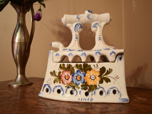 a blue and white vase sitting on a table at Celtic Charm in Berismenil in Bérisménil