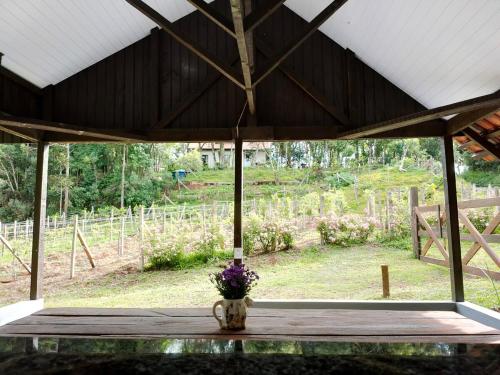 Taman di luar Chalé com Vista para Vinhedo e Natureza