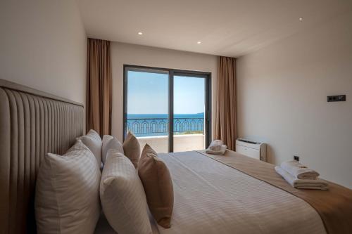 Fotografie z fotogalerie ubytování Luxury Villa - New Building with pool and Fantastic Panoramic Sea View v destinaci Reževići