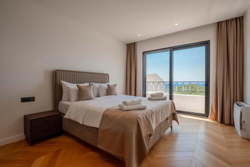 Fotografie z fotogalerie ubytování Luxury Villa - New Building with pool and Fantastic Panoramic Sea View v destinaci Reževići