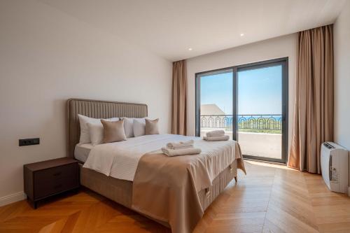 Fotografie z fotogalerie ubytování Luxury Villa - New Building with pool and Fantastic Panoramic Sea View v destinaci Reževići