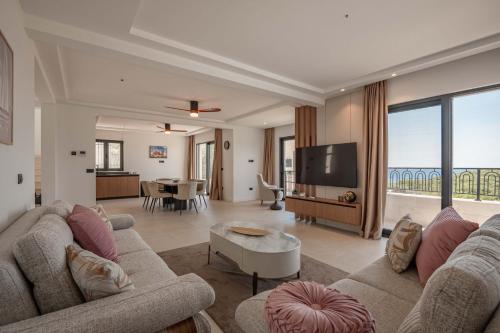 Fotografie z fotogalerie ubytování Luxury Villa - New Building with pool and Fantastic Panoramic Sea View v destinaci Reževići