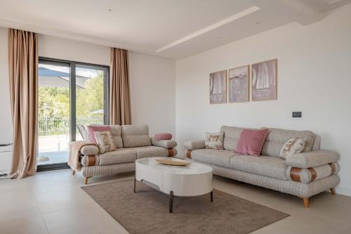 Fotografie z fotogalerie ubytování Luxury Villa - New Building with pool and Fantastic Panoramic Sea View v destinaci Reževići