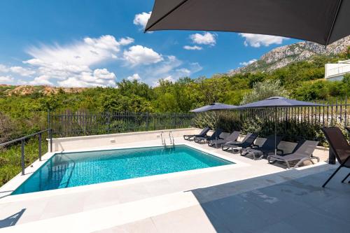 Fotografie z fotogalerie ubytování Luxury Villa - New Building with pool and Fantastic Panoramic Sea View v destinaci Reževići