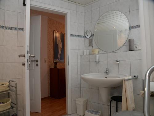 Ένα μπάνιο στο Ferienwohnung mit Sauna