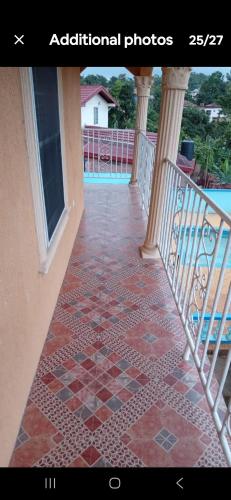 Balkoni atau teres di Beautiful home with pool