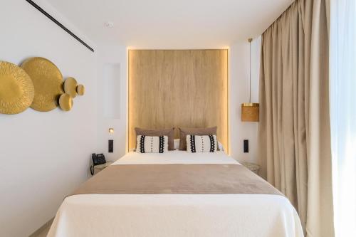 a bedroom with a large white bed and a window at M. HOTEL in San Antonio