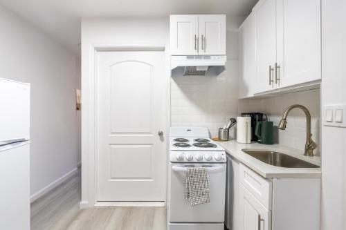 Kuchyň nebo kuchyňský kout v ubytování Homelike suites in the heart of China Town