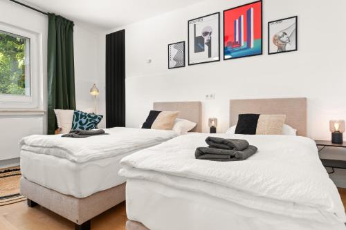 two large white beds in a bedroom with green curtains at CEDAR - Zentral - Flexbetten - Switch - 15min Willingen in Brilon