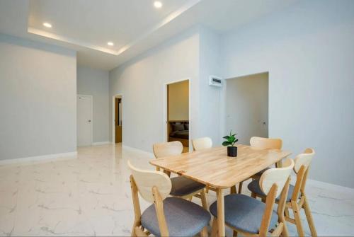 a dining room with a wooden table and chairs at Villa 3 Bedrooms in Central Hua Hin Near Beach in Hua Hin