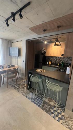 a kitchen with a table and a table and chairs at Barranquilla Dreams in Puerto Colombia