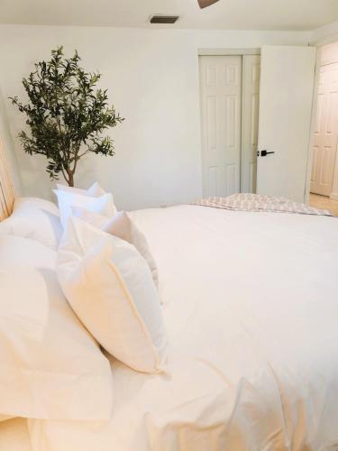 Ảnh trong thư viện ảnh của Midcentury Modern Beach Home - 8 min to the beach ở Sarasota