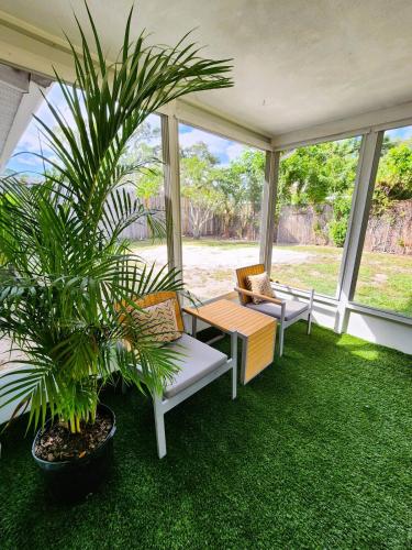 Ảnh trong thư viện ảnh của Midcentury Modern Beach Home - 8 min to the beach ở Sarasota