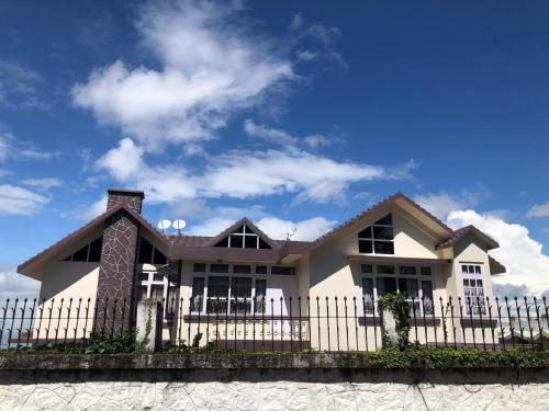 El edificio en el que está la habitación en casa particular