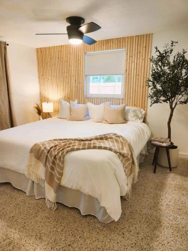 Voodi või voodid majutusasutuse Midcentury Modern Beach Home - 8 min to the beach toas