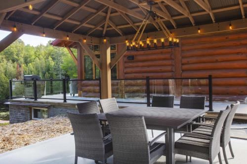 Restaurace v ubytování Log cabin - Lakeside - Le Oly