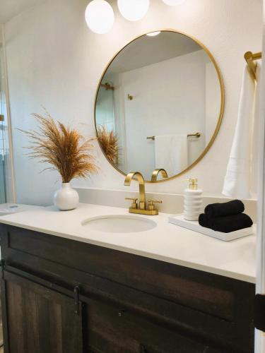 Foto sihtkohas Sarasota asuva majutusasutuse Midcentury Modern Beach Home - 8 min to the beach galeriist