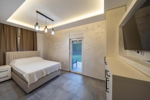 une chambre avec un lit et une télévision à écran plat dans l'établissement Anja D Apartments, à Belgrade