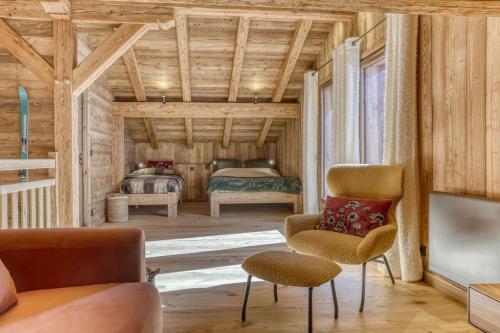 una camera con un letto e due sedie in una stanza di Chalet le Plane a Saint-Gervais-les-Bains