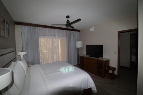 Postel nebo postele na pokoji v ubytování Dawn Beach Club Luxury Apartment