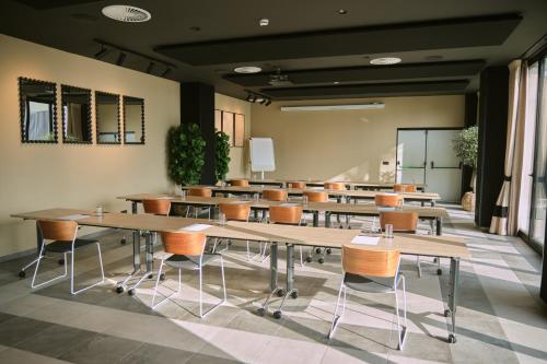 a classroom with tables and chairs in a room at ESTIMAR Marina Farnals in Puebla de Farnals