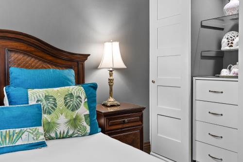a bedroom with a bed and a lamp on a night stand at Le Clos Saint-Louis in Quebec City