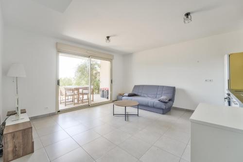 Lovely 1BR with garden, private parking & Sea View
