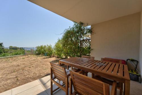 Lovely 1BR with garden, private parking & Sea View