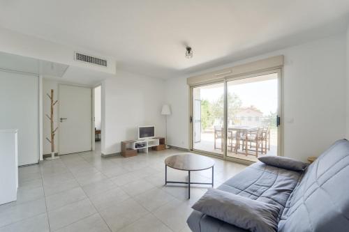 Lovely 1BR with garden, private parking & Sea View
