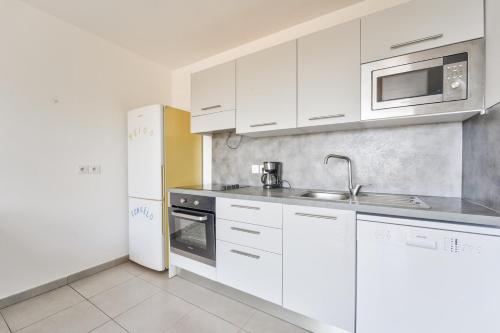 Lovely 1BR with garden, private parking & Sea View