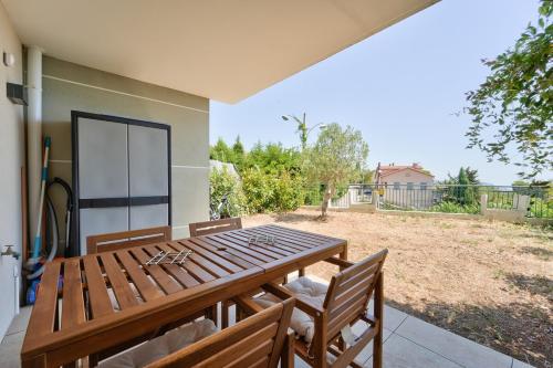 Lovely 1BR with garden, private parking & Sea View