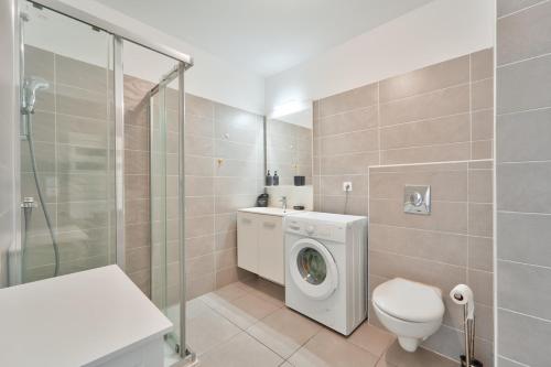 Lovely 1BR with garden, private parking & Sea View