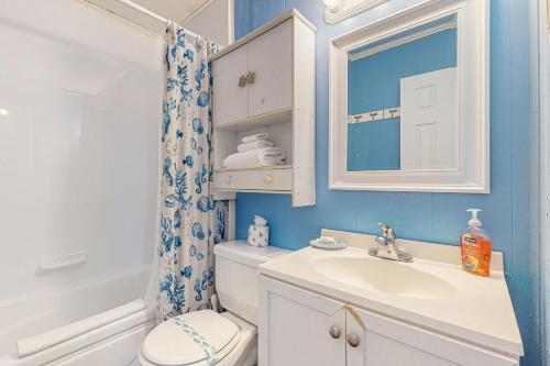 Koupelna v ubytování Serene 2-level home with WiFi & deck - walk to beach, 1 dog welcome