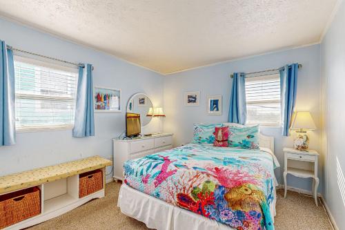 Postel nebo postele na pokoji v ubytování Serene 2-level home with WiFi & deck - walk to beach, 1 dog welcome