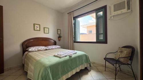 Ένα ή περισσότερα κρεβάτια σε δωμάτιο στο Refugio Completo Piscina Privativa, Ar-Condicionado em Todos os Espaços Churrasqueira, Jardim e Enxoval Incluso 200m da Praia