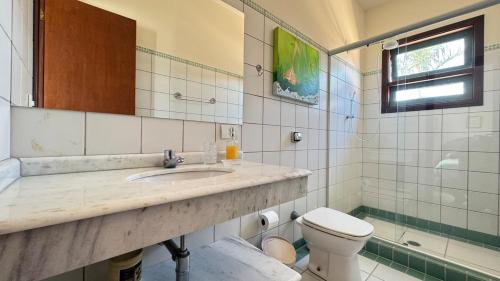 Ένα μπάνιο στο Refugio Completo Piscina Privativa, Ar-Condicionado em Todos os Espaços Churrasqueira, Jardim e Enxoval Incluso 200m da Praia