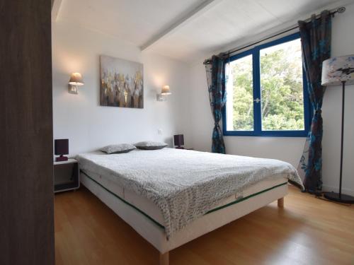 En eller flere senge i et værelse på Tranquil Villa with Pool