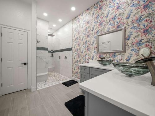 Un baño de 6BR Lakefront Home w Pool Pickleball More