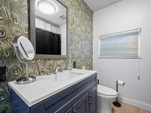 Un baño de 6BR Lakefront Home w Pool Pickleball More