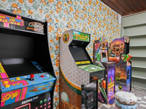 Sala de juegos en 6BR Lakefront Home w Pool Pickleball More