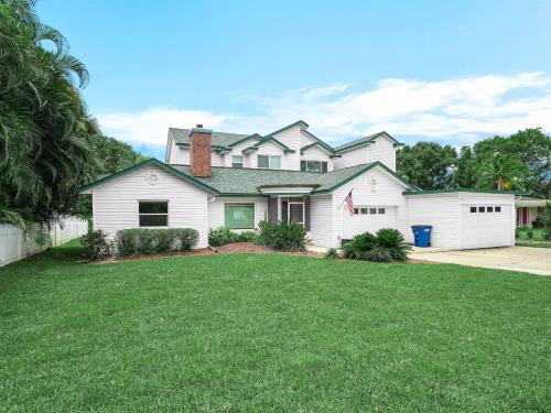 Jardín al aire libre en 6BR Lakefront Home w Pool Pickleball More