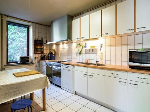 Η κουζίνα ή μικρή κουζίνα στο Lovely Holiday Home in Marcourt