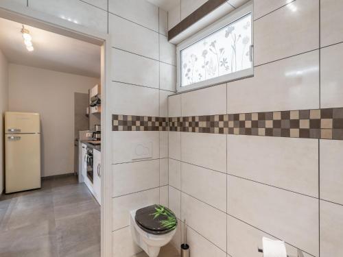 a bathroom with a toilet and a window at Wohnung in Stützerbach nahe Skipiste in Stützerbach