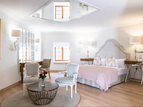 Postel nebo postele na pokoji v ubytování Heinitzburg Boutique Hotel